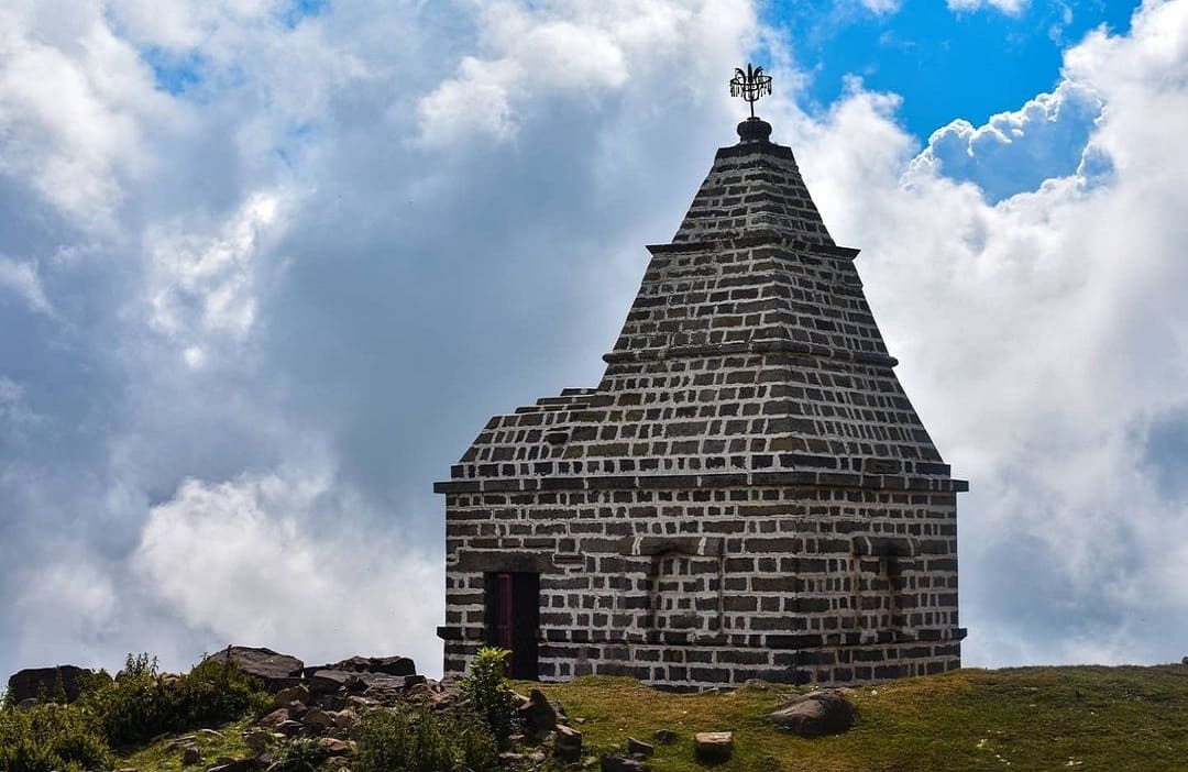 Shank Pal Temple trek starting near Sanasar Lake